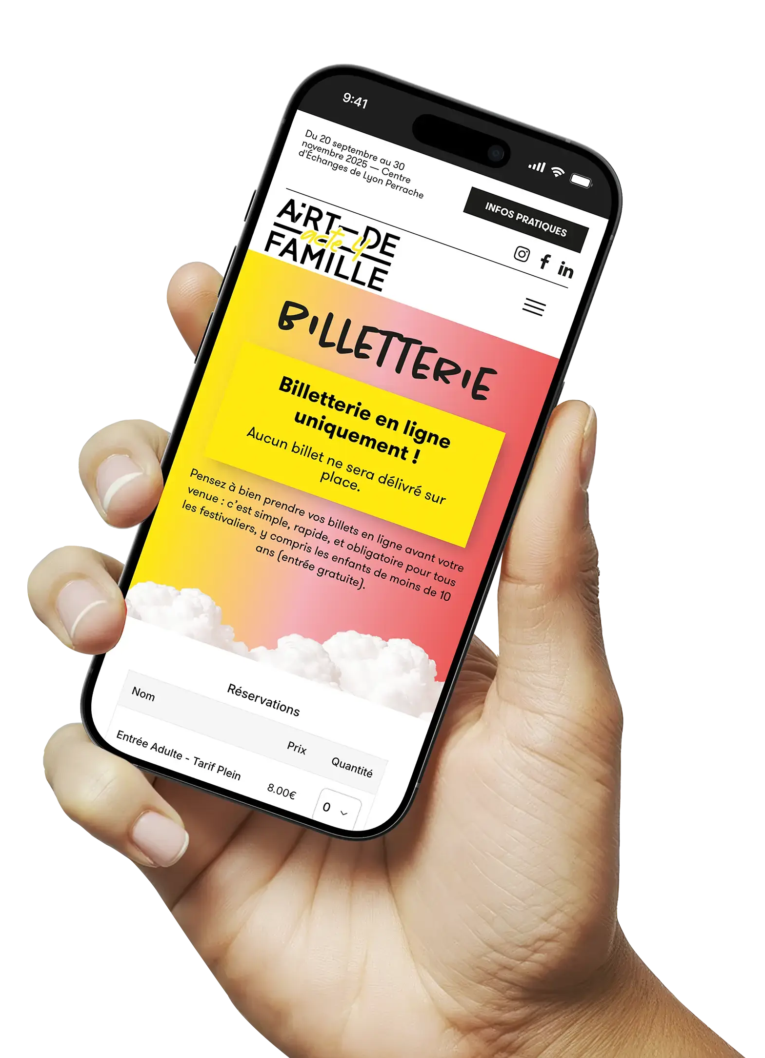 Écran billetterie sur smartphone tenu en main